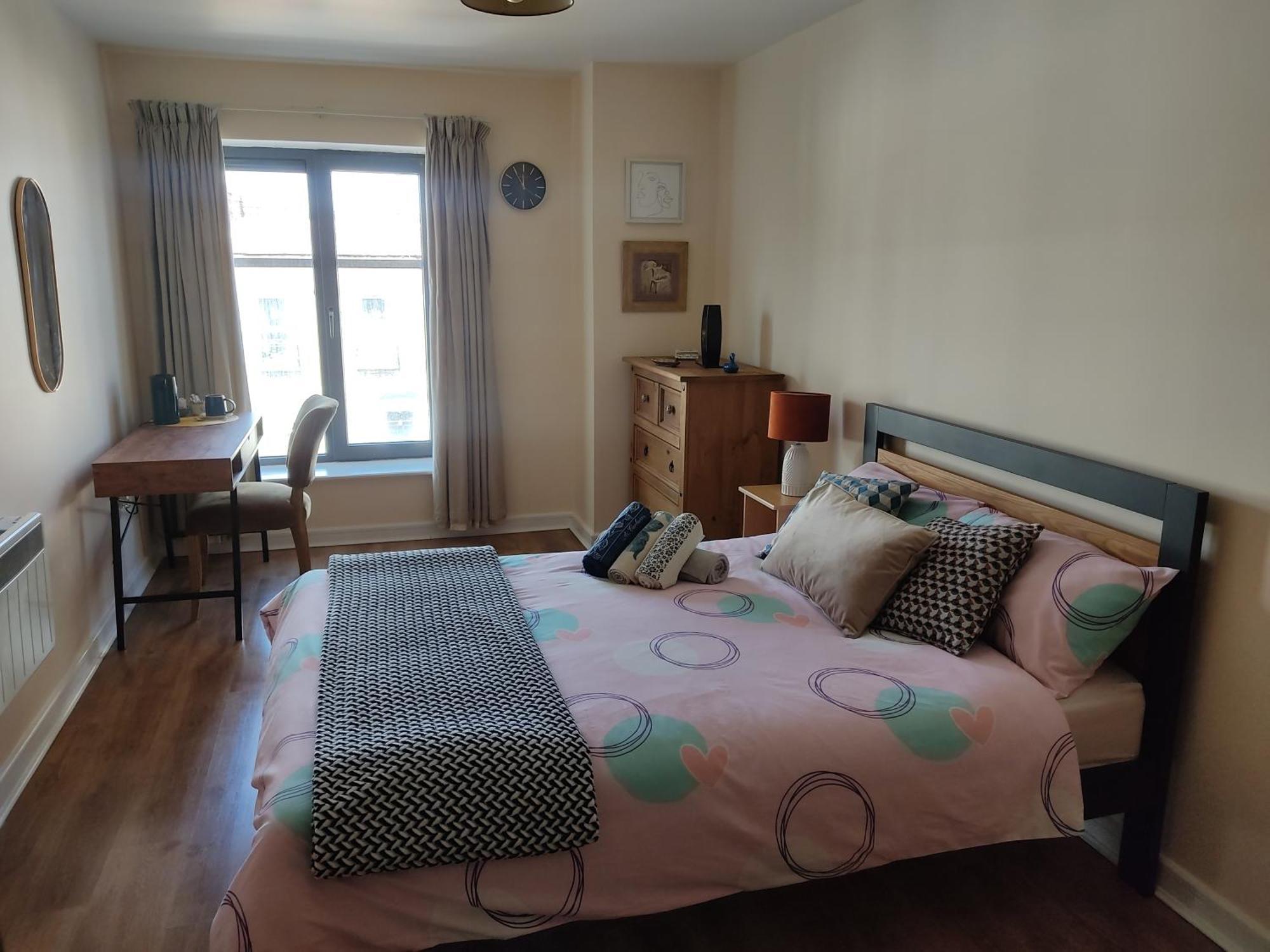 Homestay Swallows Nest - Spacious Bright Double Bedroom With Ensuite Bathroom *